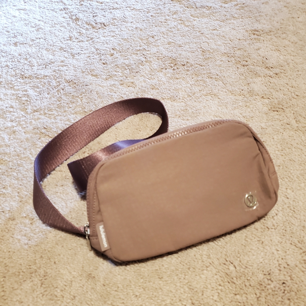 Lululemon everywhere belt bag in twilight rose